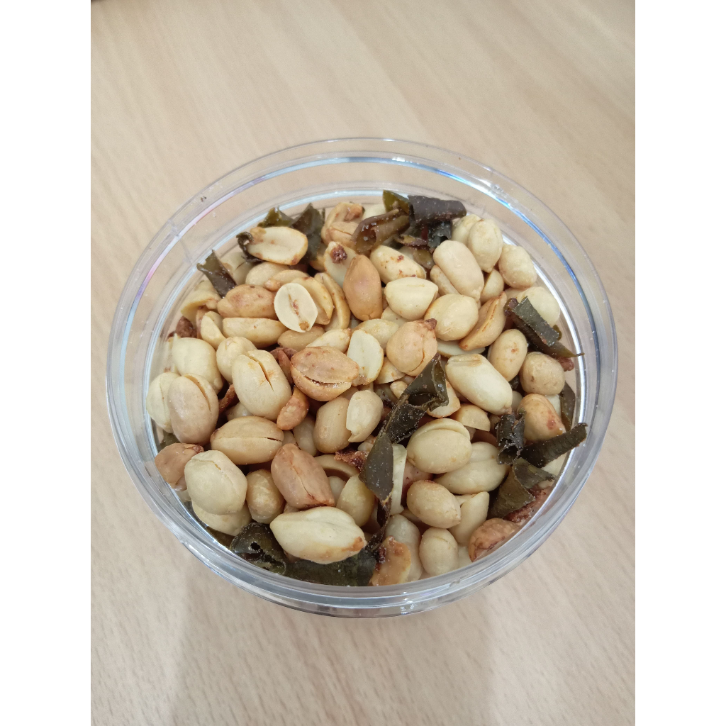 

Ngeletik Official Kacang goreng bawang putih dan daun jeruk Berat Netto 250g