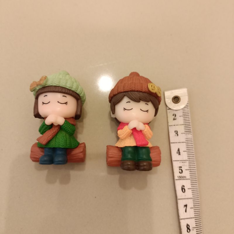 Hiasan dekorasi pajangan miniatur sepasang kekasih couple berkemah api unggun tema winter