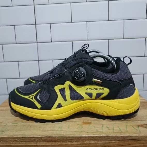 (Size 42) Sepatu Outdoor second