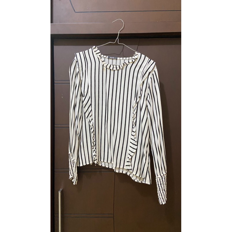 details blouse garis hitam putih