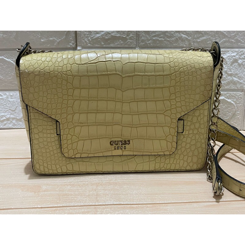 PRELOVED TAS GUESS 100% Original / PRELOVED TAS SELEMPANG / tas kuning / tas guess / tas model croco