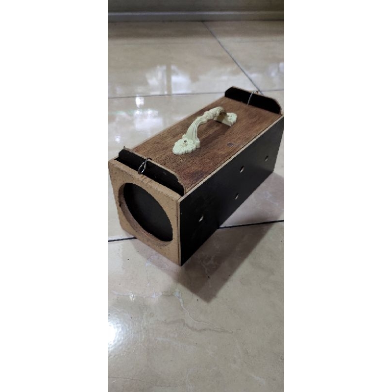 Kotak untuk bawa burung