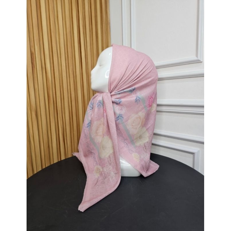HIJAB SEGI EMPAT VOAL MOTIF BUNGA MAWAR PINK