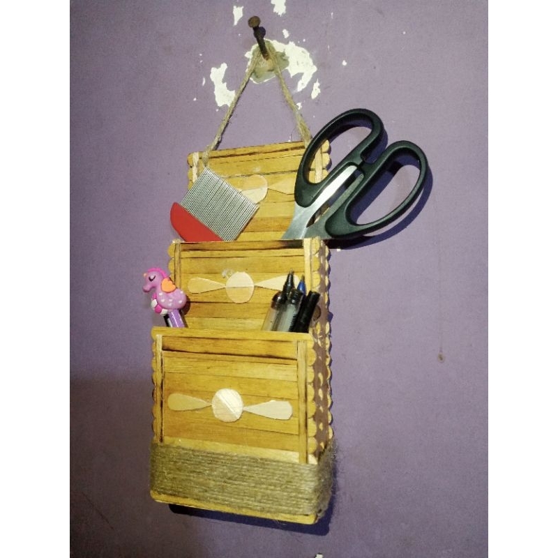 

tempat pensil/pulpen/sisir/pisau dll gantung dari stik es krim multifungsi