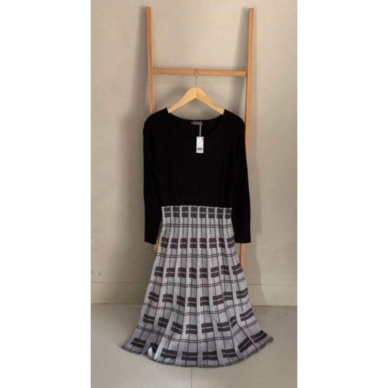 

harga asli 135 ribu (wajib split pay) preloved long dress knit premium like new banget/dres rajut (free dress atau tas)