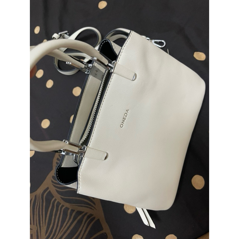 preloved tas clasic slempang tali wanita warna putih merk oneda