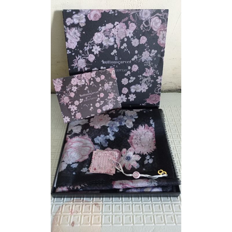 Buttonscarves blume series jet set new with box