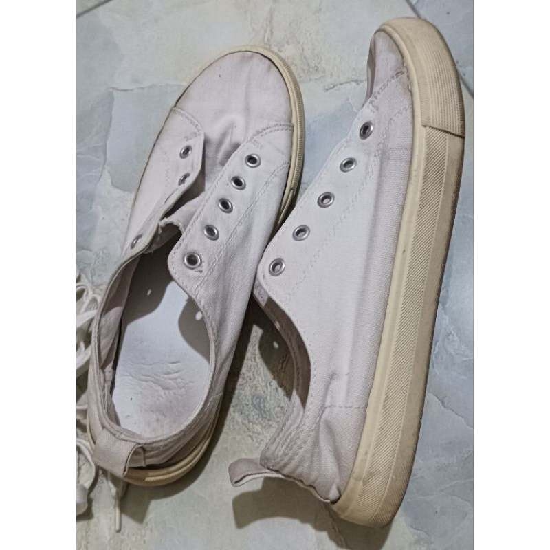 Preloved sepatu hnm kanvas putih