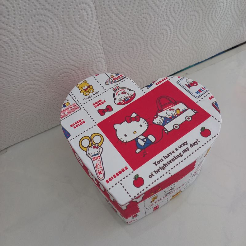

kotak kado berkarakter hello kitty bentuk love kotak cinta