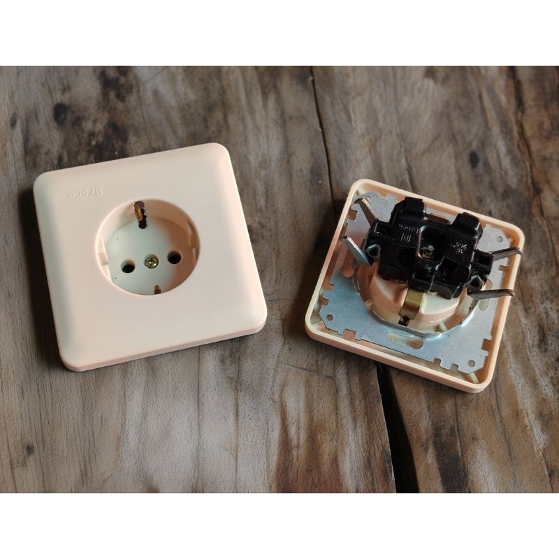 Stop Kontak Tanam Tembok Colokan Dinding