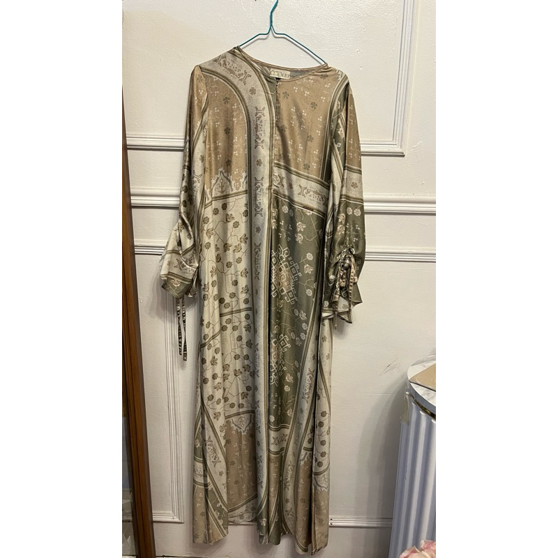 preloved dress wearing klamby