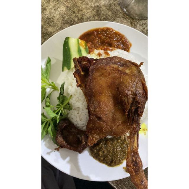 

BEBEK UNGKEP EKSTRA BUMBU HITAM MADURA DAN SAMBAL BAWANG