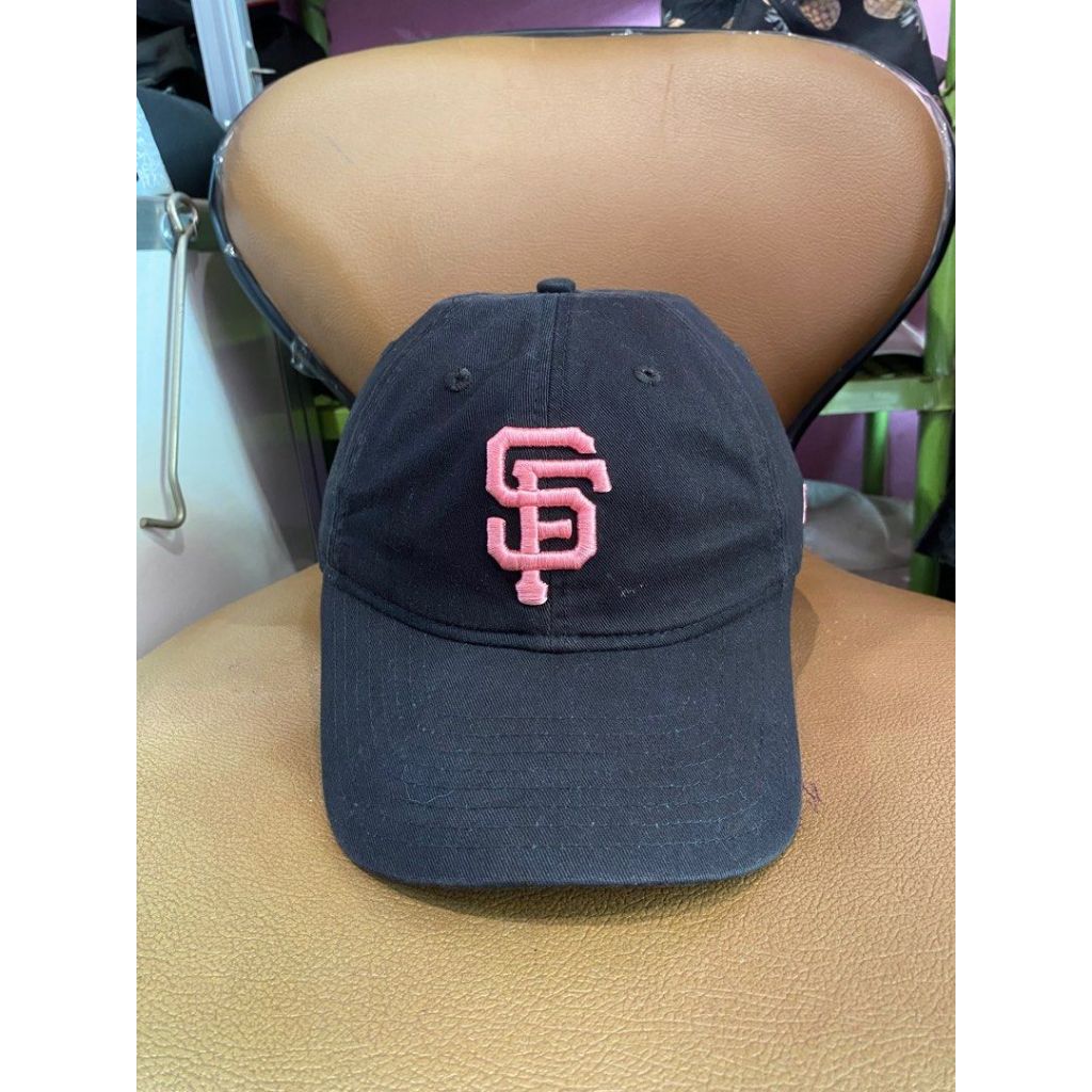 Topi New Era original hitam logo SF pink