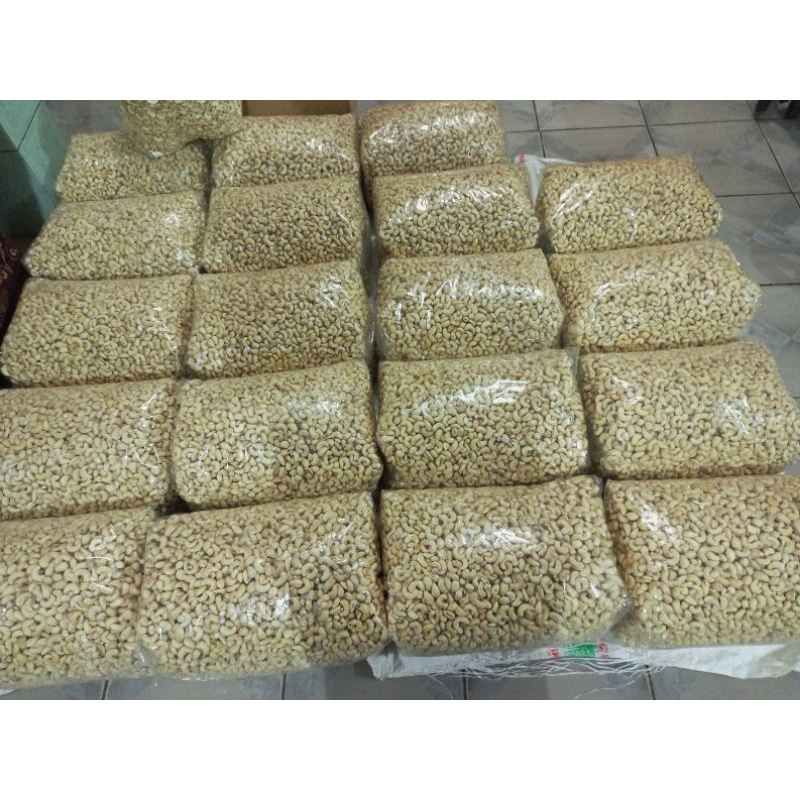 

KACANG METE/MEDE SUPER UTUH/W 320 PER BAL 10KG MENTAH