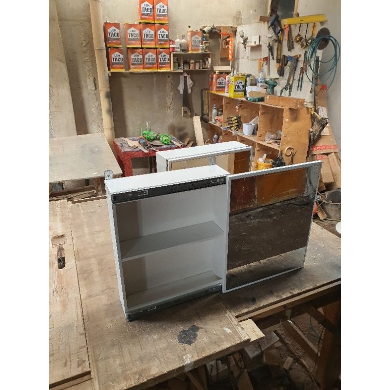 rak cermin geser /cermin kosmetik dingding