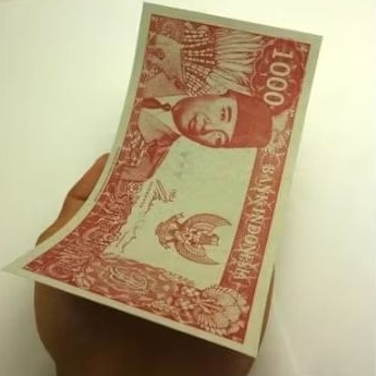 koleksi uang lengkung soekarno alat sulap