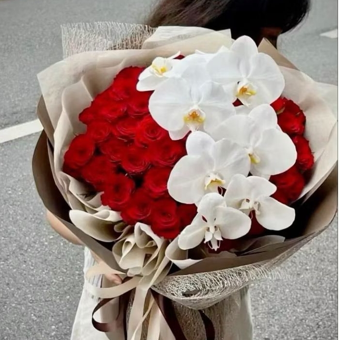 Buket bunga anggrek mawar asli segar fresh hidup. Cocok untuk kado pacar, ulangtahun ibu mama mertua