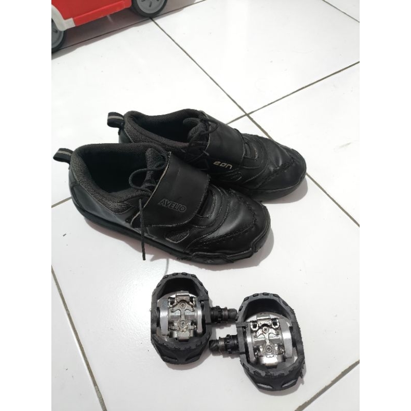 Sepatu Cleat AVELIO dan Cleat Pedal