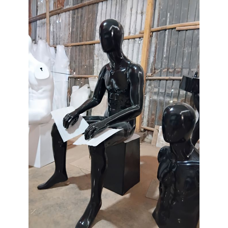 manekin patung full body duduk hitam pria hitam glossy