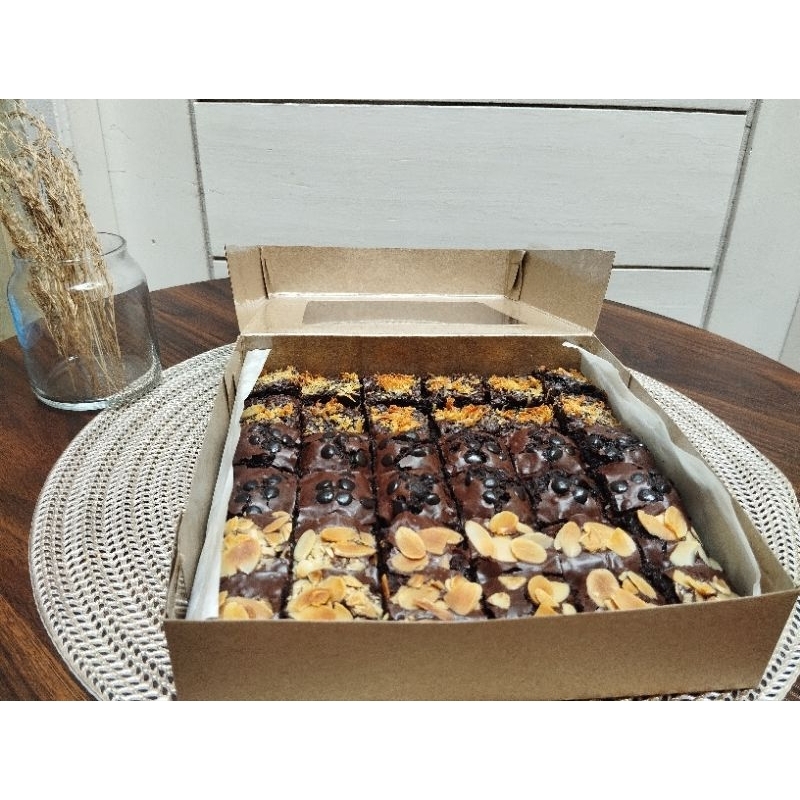 

fudgy brownies premium ketebalan ±4cm nyoklat crunchy di luar lembut chewy di dalam