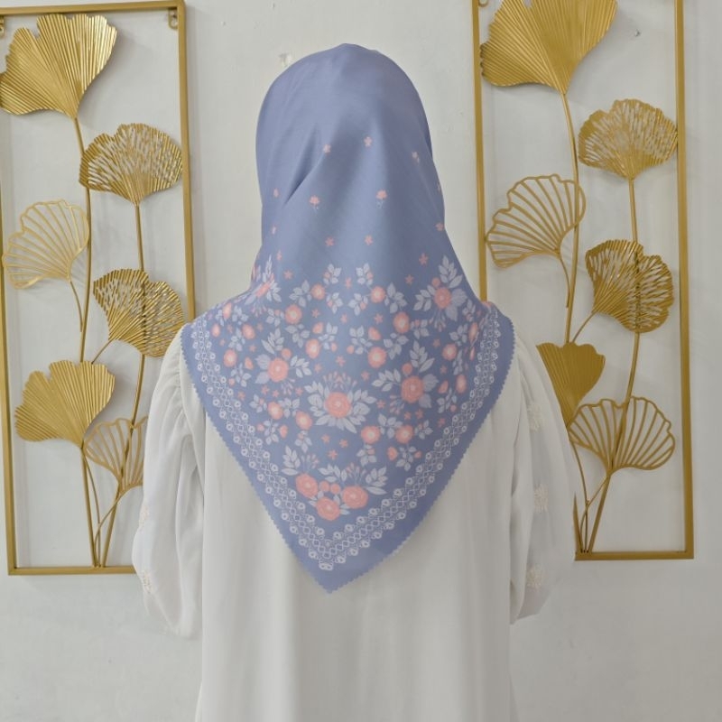 Hijab Segi Empat Motif Putih Bunga Bertaburan Mewah Standar Hijab