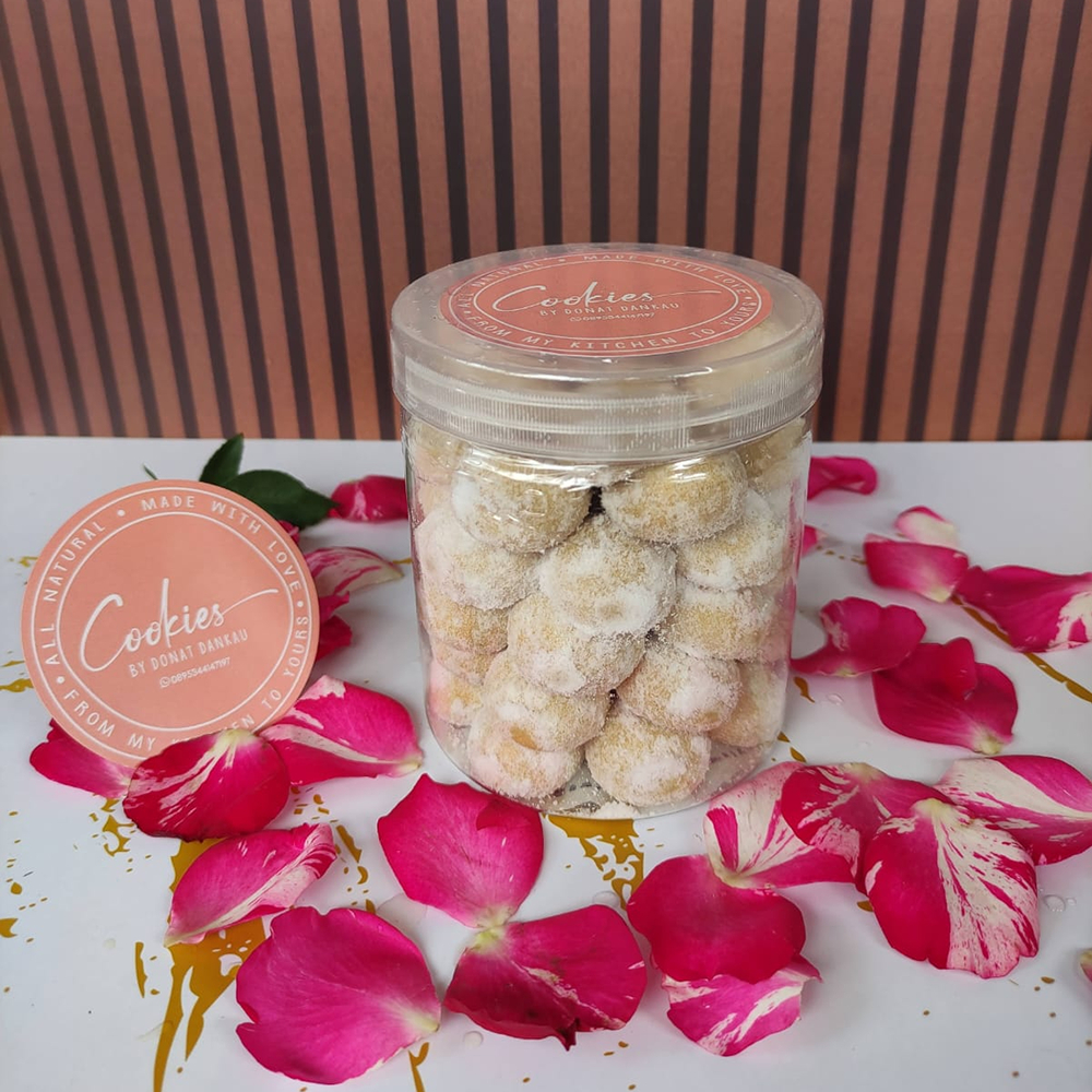 

Kue Salju Ukuran 600ml - Cookies Putri Salju Lembut Manis Bertabur Gula