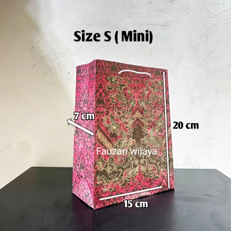 

Paperbag batik / tas kertas motif batik uk 15x20 isi 12pcs
