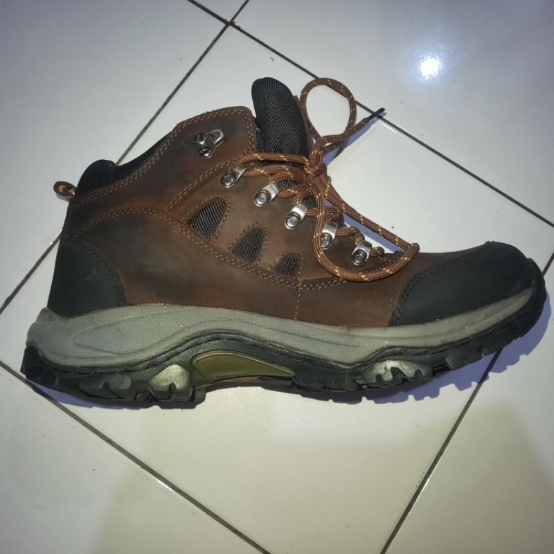 Sepatu gunung/ Sepatu hiking REI bekas