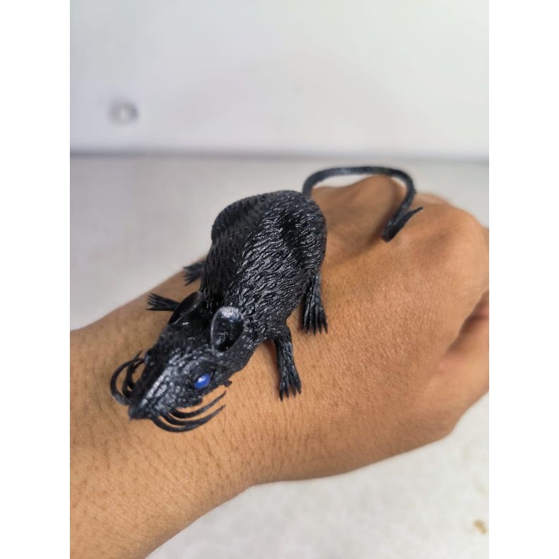 mainan tikus karet hitam untuk prank