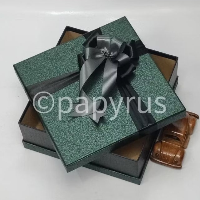 

PAPYRUS Sandwich 25x25 Tinggi 10cm Kotak Kado Gift Box Hadiah V2