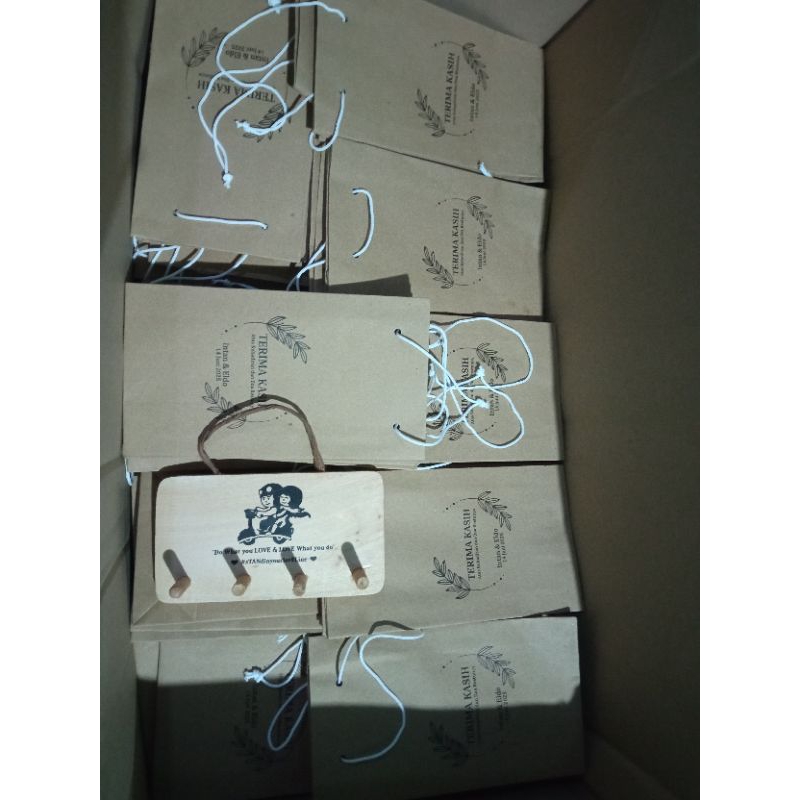

Paperbag Walhok key holder tempat Souvenir penggantung kunci