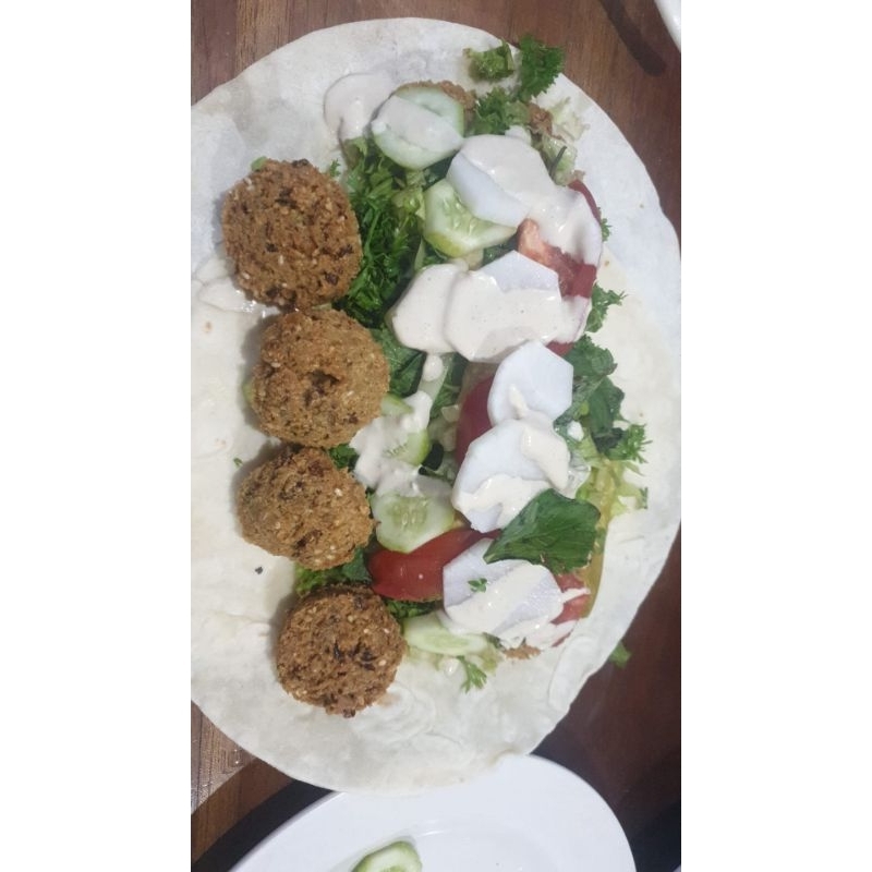 

Falafel lezat (6 pcs) disajikan dengan salad segar – kombinasi sempurna untuk pecinta cita rasa Timur Tengah!