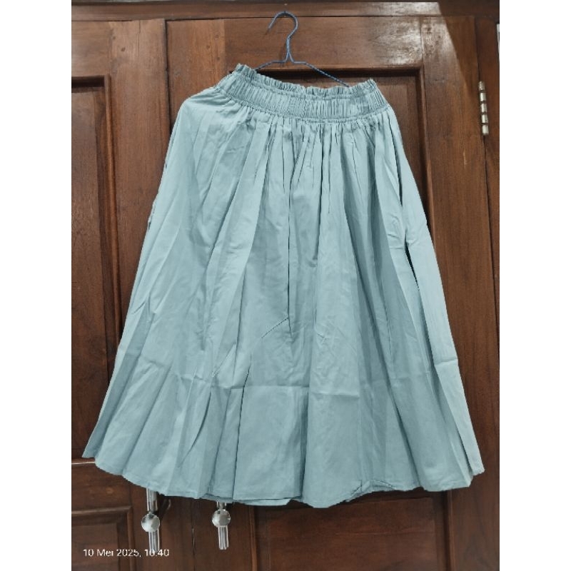 preloved rok warna biru langit,pinggang karet,pj 77,