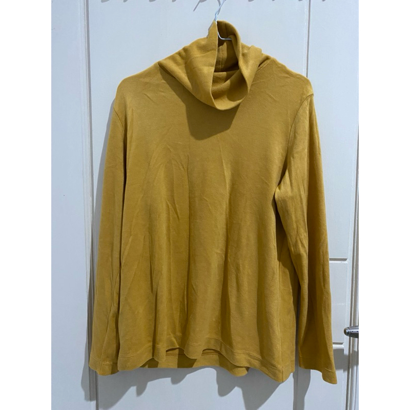 Preloved Uniqlo heattech mustard XL