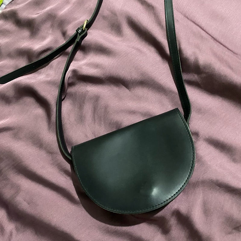 TAS MINISO HITAM SLINGBAG