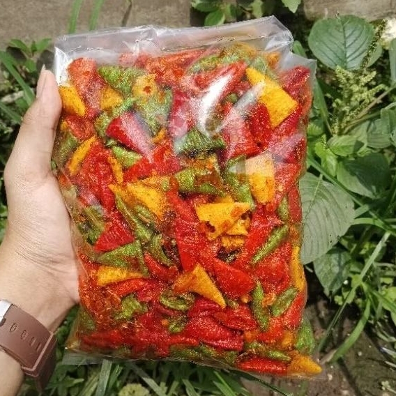 

Cemilan Viral Seblak Kerupuk Kerucut 1KG Bumbu Pedas Cikruh Daun Jeruk