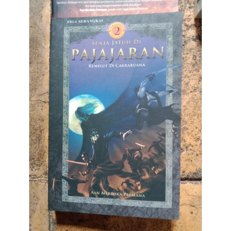 Senja jatuh di Pajajaran kemelut di cakrabuana buku ke 2 aan merdeka permana tiga serangkai C1 2009 