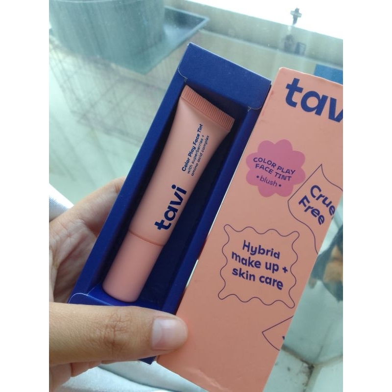 blush on tavi