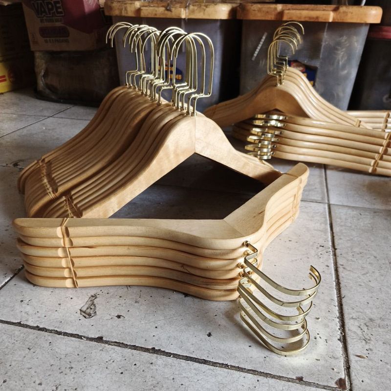 hanger kayu hook gold || hanger kayu hook gepeng 10cm || hanger kayu cantolan emas