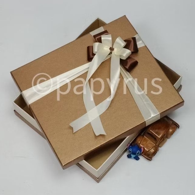 

PAPYRUS Sandwich 30x35 Tinggi 8cm Kotak Kado Gift Box Hadiah V1