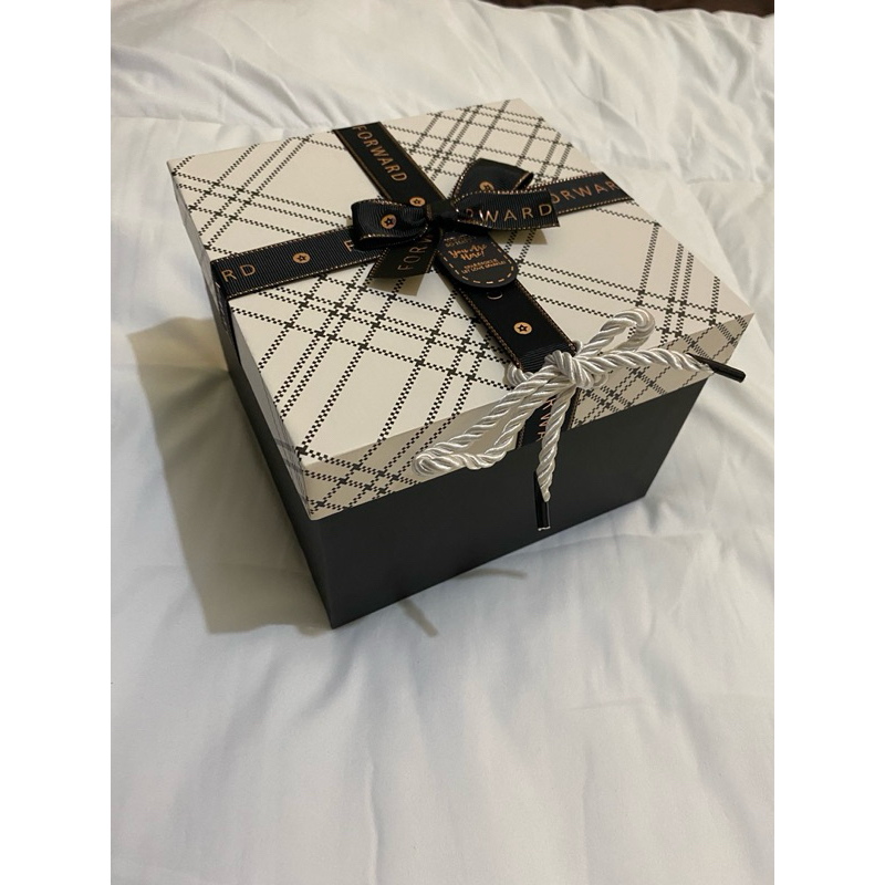 

box kado/hadiah ulang tahun pita black and white premium gramedia