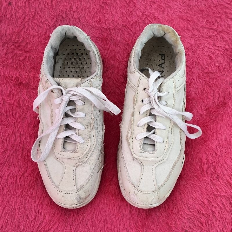 Preloved Sepatu Sneaker Putih Polos Wanita Merk PVN
