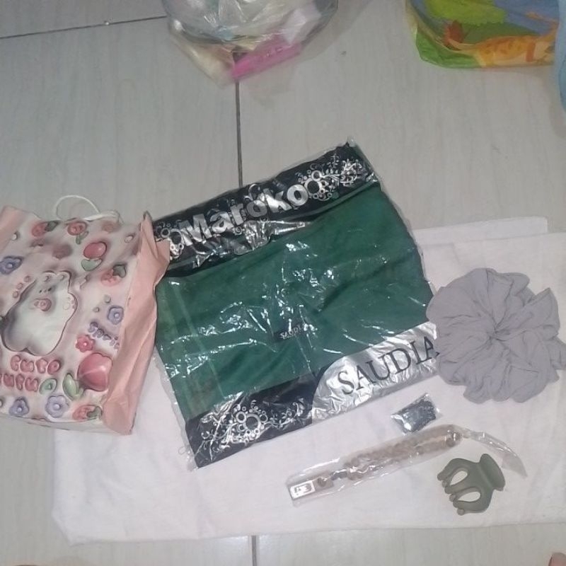 paket kado cewek muslim isinya paperbag,saudia army,tasbih,scrunchie,peniti hitam mini,jedai 2 warna