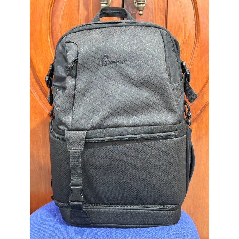 Lowepro Tas Backpack Untuk Kamera DSLR