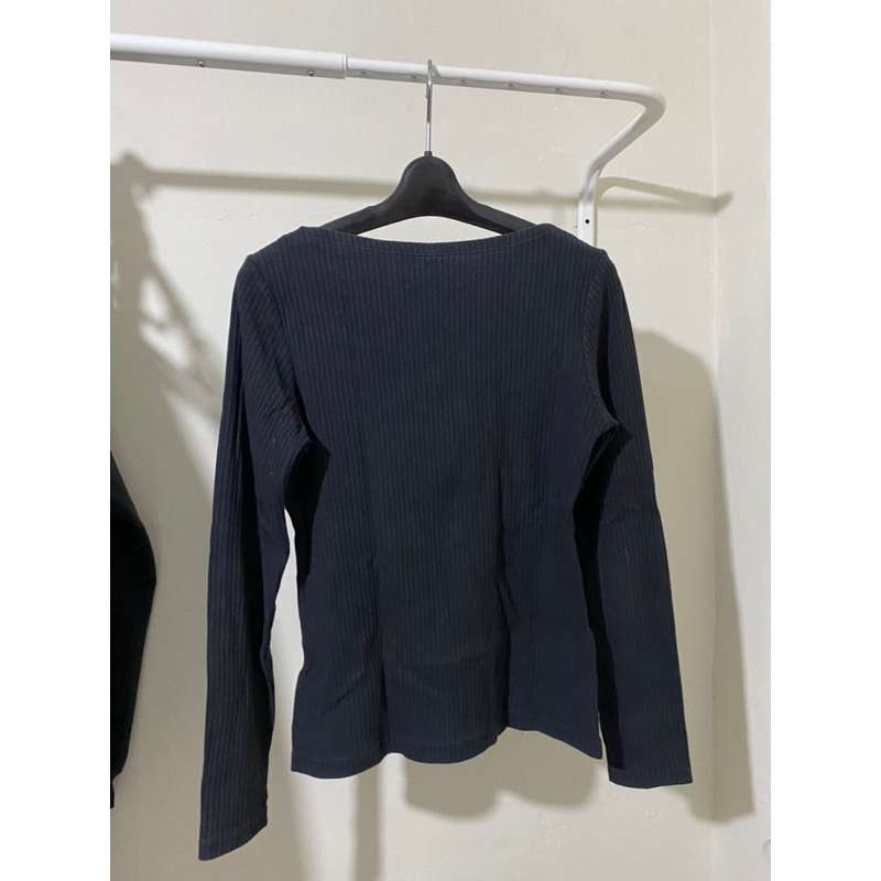 kaos hitam garis uniqlo