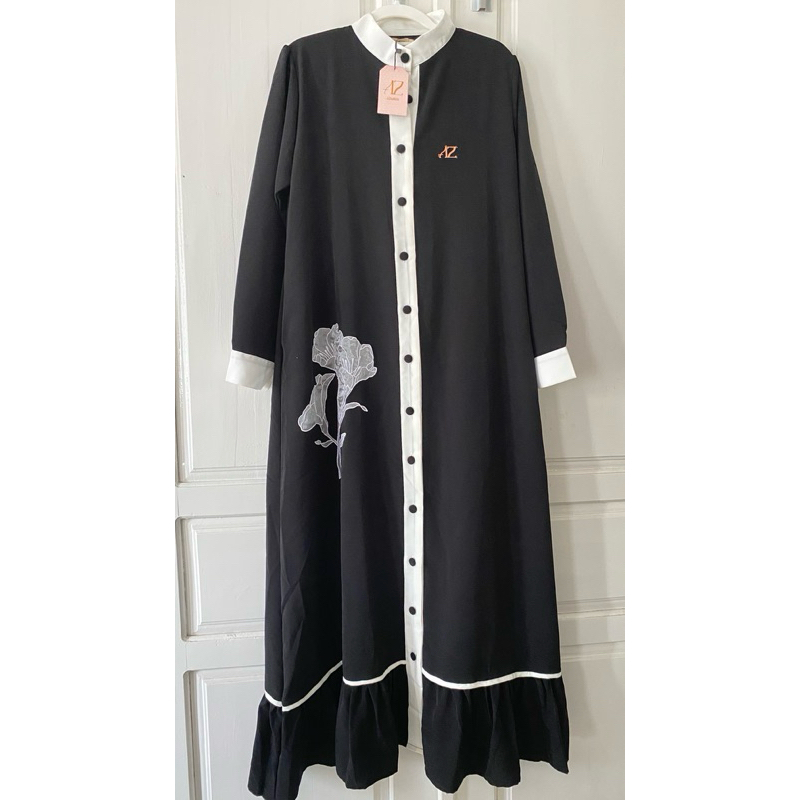 Gamis Hitam dan Garis Putih