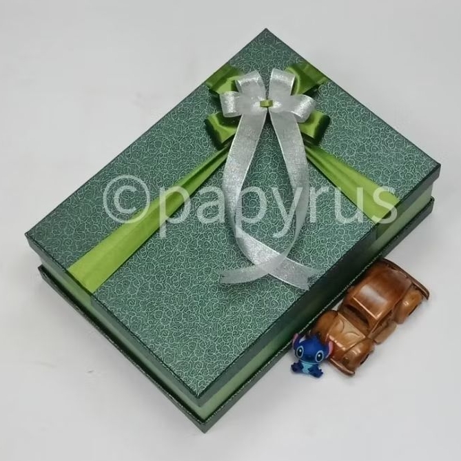 

PAPYRUS Sandwich 25x35 Tinggi 10cm Kotak Kado Gift Box V2