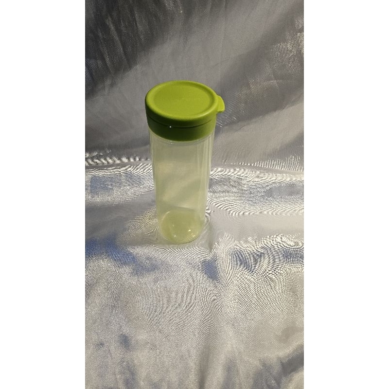 squeeze me green tupperware