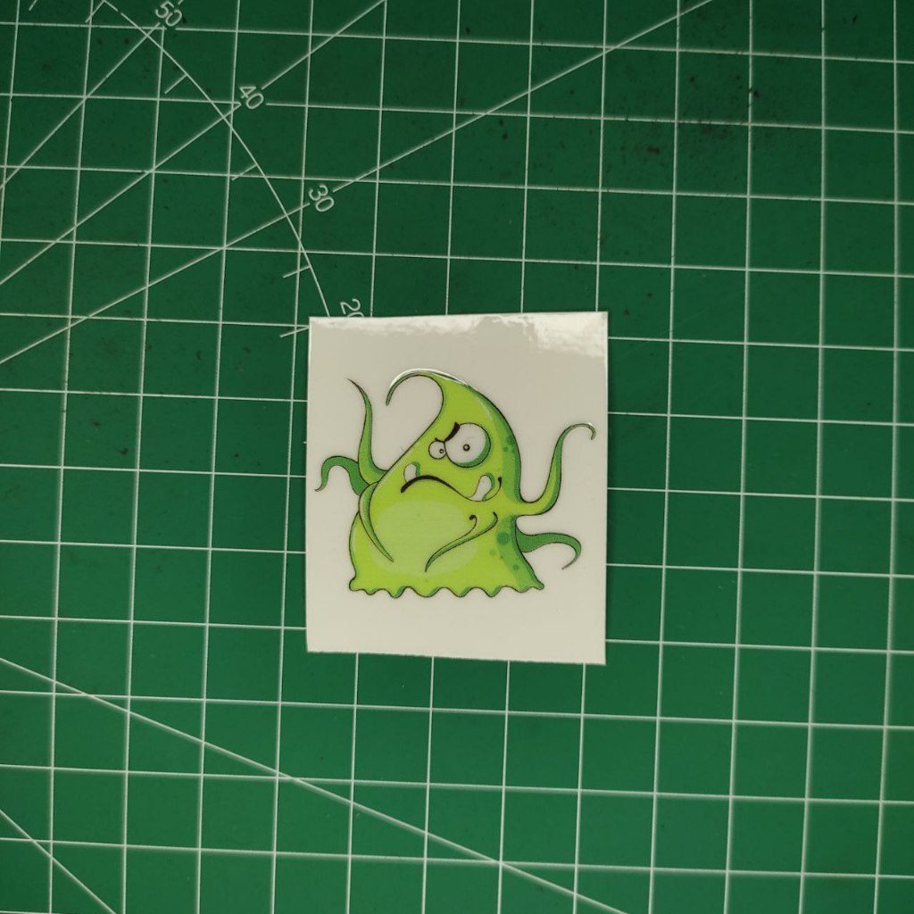 

Sticker UV DTF Timbul Karakter Monster Lucu Sedang Hijau