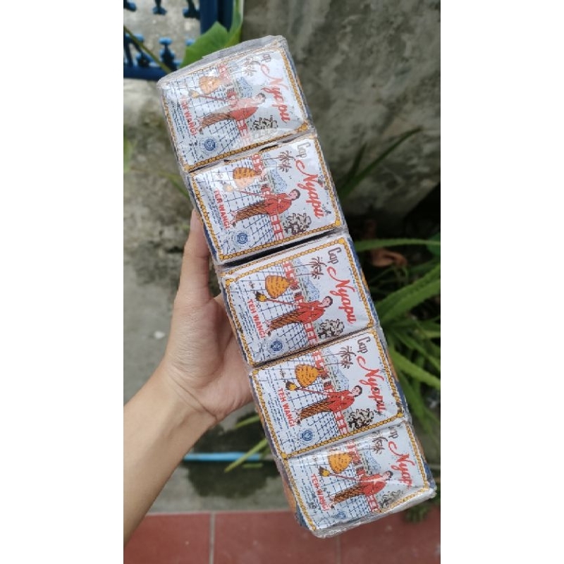 

Teh Nyapu 1 Slop Isi 10 pcs (1 biji 40 gram) Teh Racik Solo Teh Oleholeh Solo Teh Tubruk
